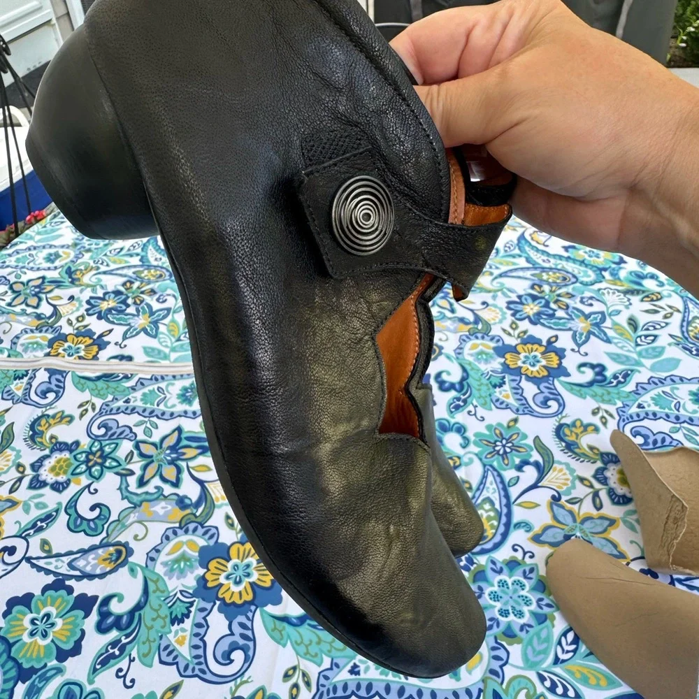 Think! Black Leather Women's Shoes Size 40/9
